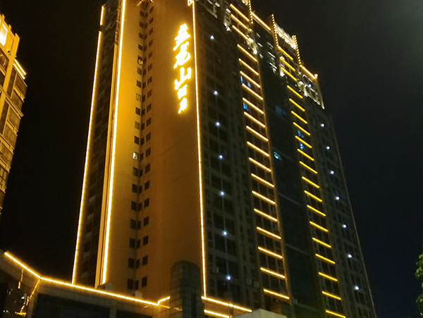 宇泉投光燈：光芒匯聚，萬(wàn)千華彩